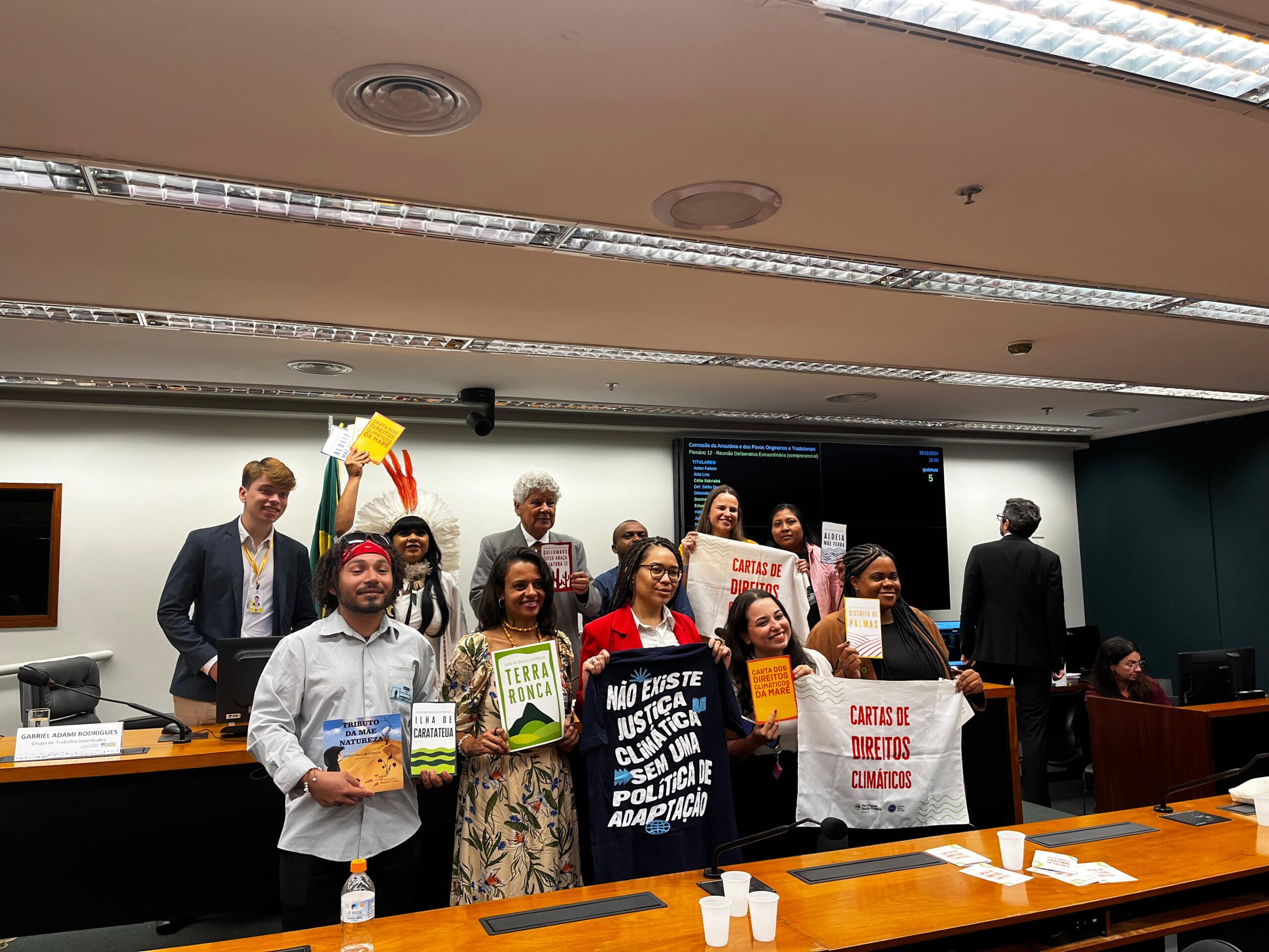 grupo q compôs a mesa da audiencia publica, eles estão segurando bandeiras com o nome do projeto cartas de direitos climáticos